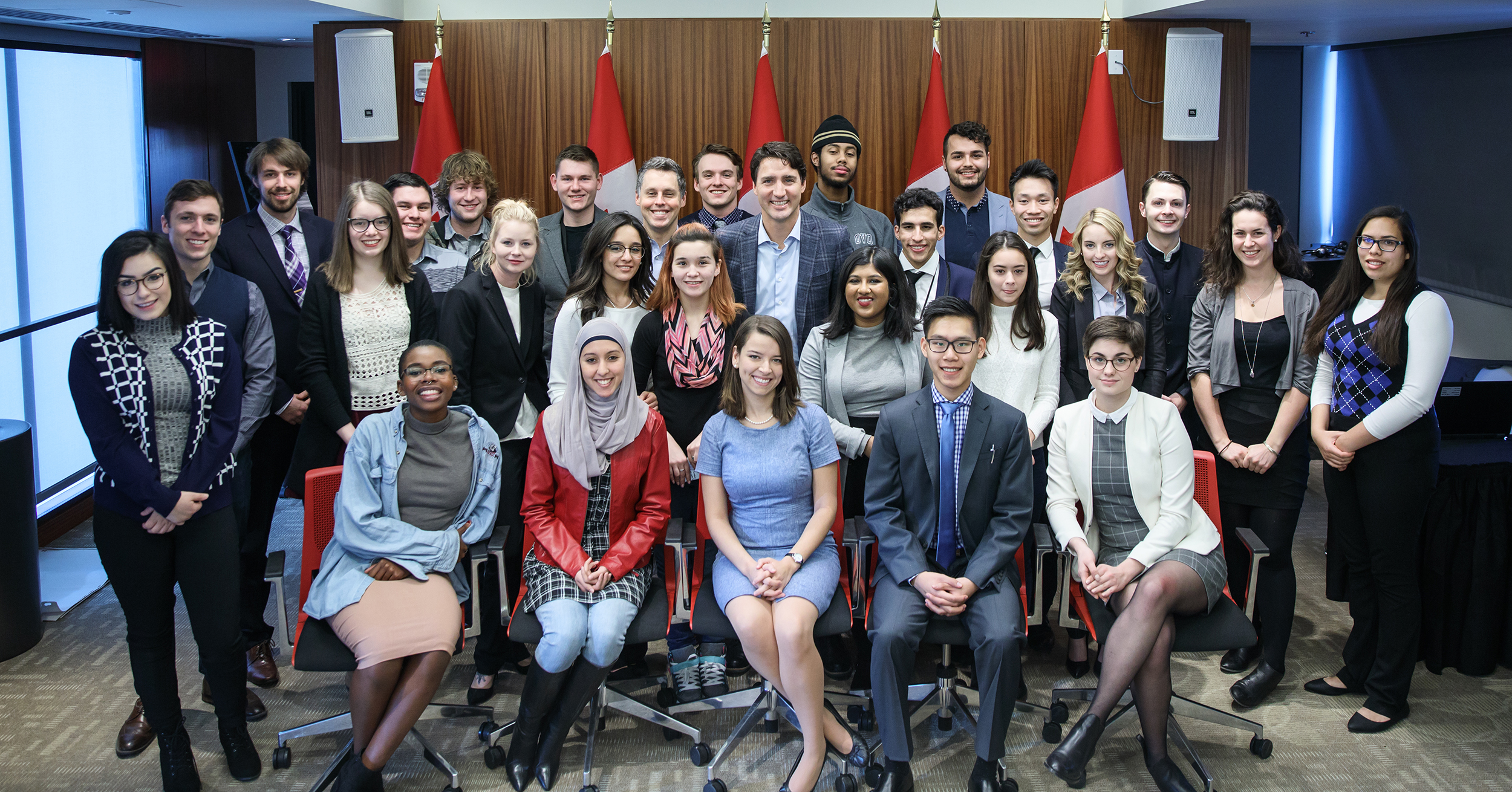 Photo de groupe du Conseil jeunesse du premier ministre avec le premier ministre Trudeau et le secrétaire parlementaire Schiefke à une rencontre à Calgary en janvier 2017
